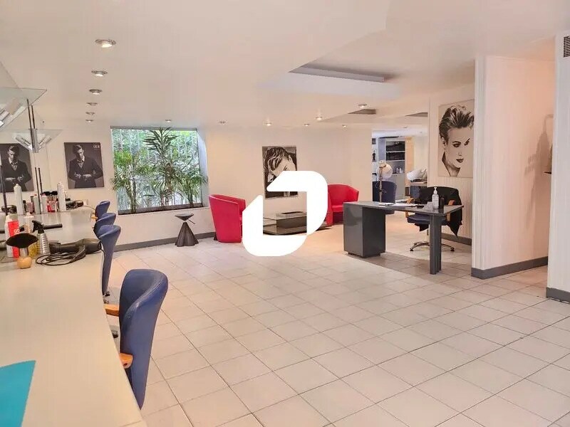 Retail in Montpellier to rent Interior Photo- Image 1 of 8