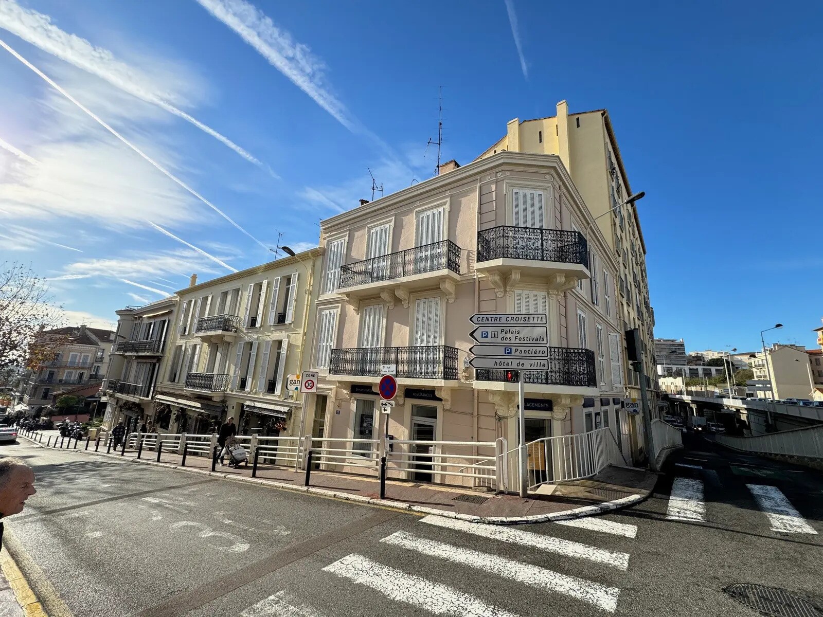13 Rue Louis Blanc, Cannes to rent Building Photo- Image 1 of 10