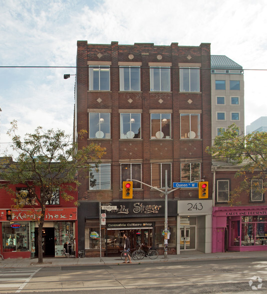 241-243 Queen St W, Toronto, ON for rent - Building Photo - Image 2 of 4