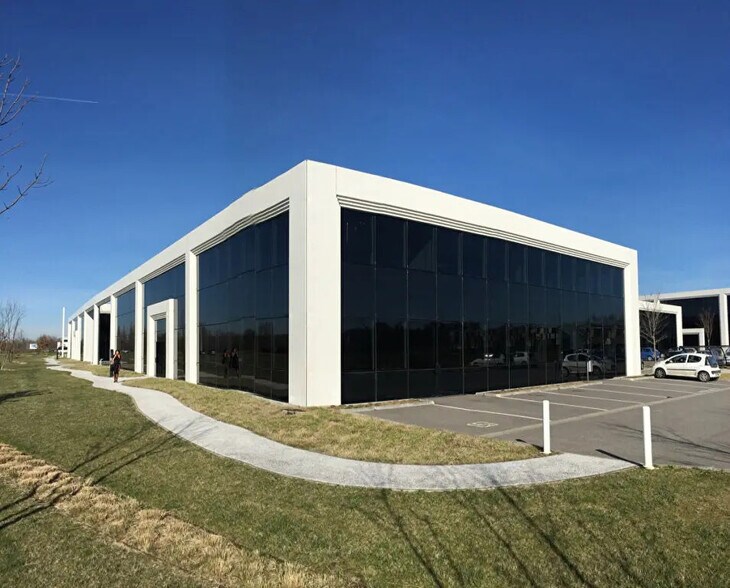 298 Allée Du Lac, Labège to rent - Building Photo - Image 2 of 7