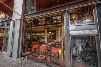 Retail in Barcelona, Barcelona to rent Interior Photo- Image 2 of 13