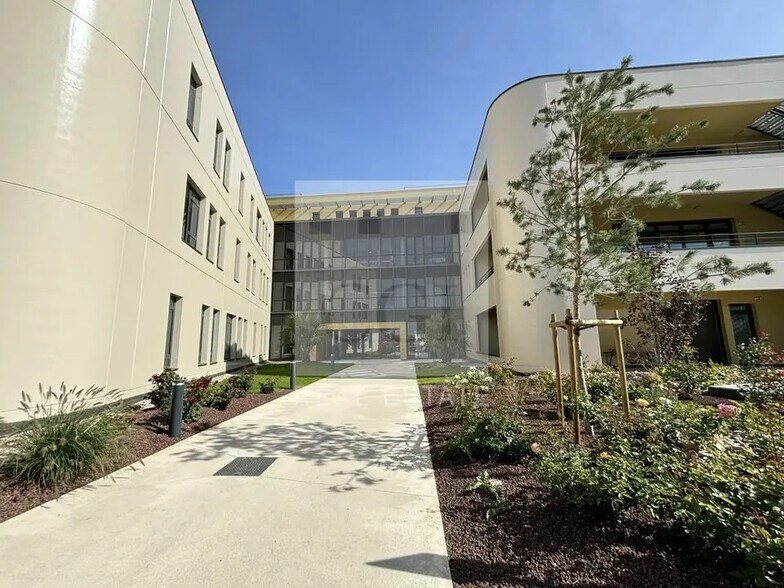 Office in Genas to rent - Building Photo - Image 2 of 13