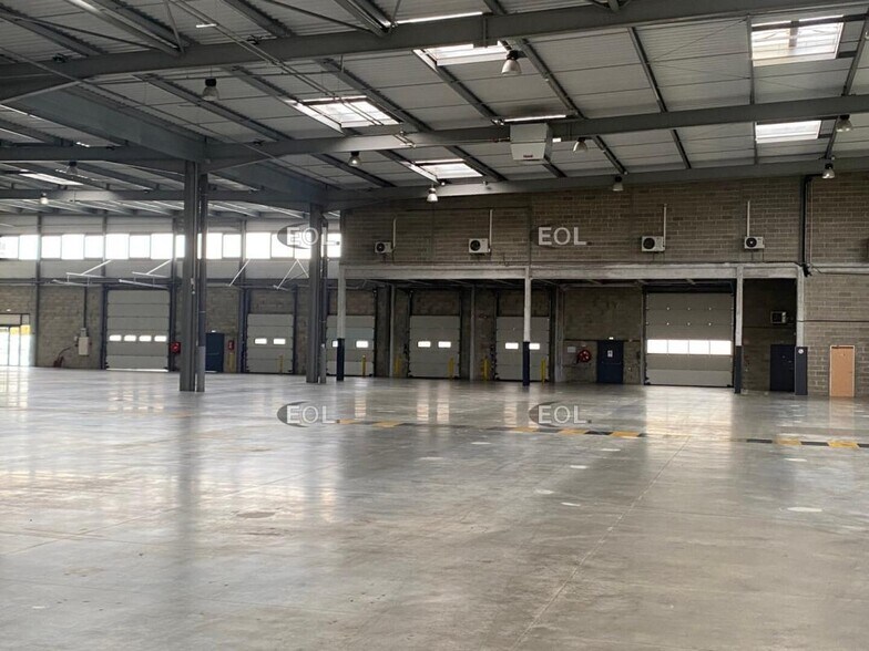 Industrial in Lieusaint to rent - Building Photo - Image 3 of 12