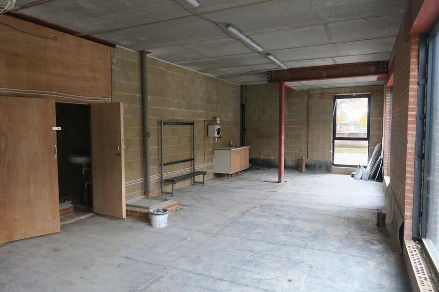 40 Station Approach, Ruislip for sale - Building Photo - Image 2 of 2