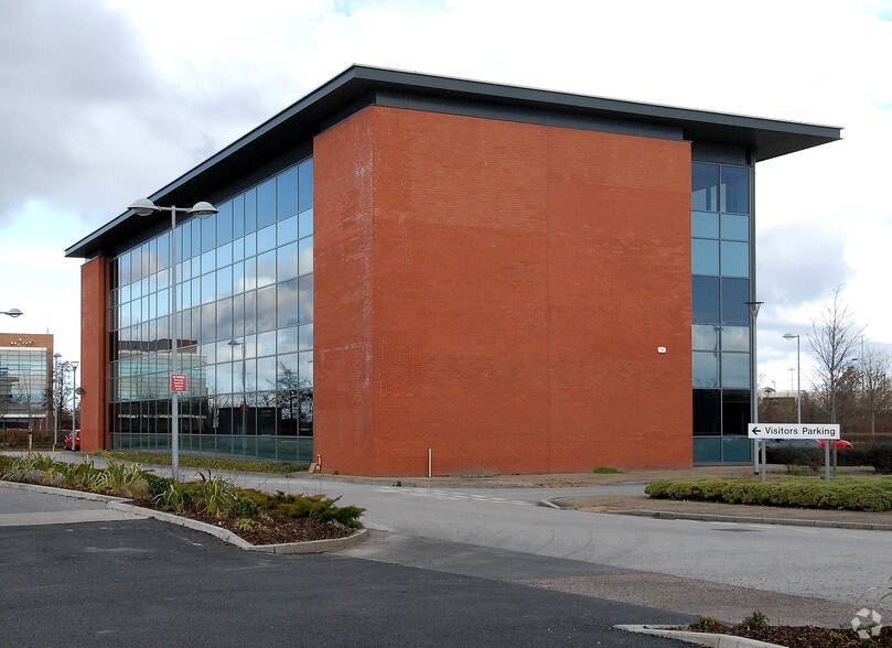 Estuary Banks, Liverpool to rent - Building Photo - Image 3 of 4