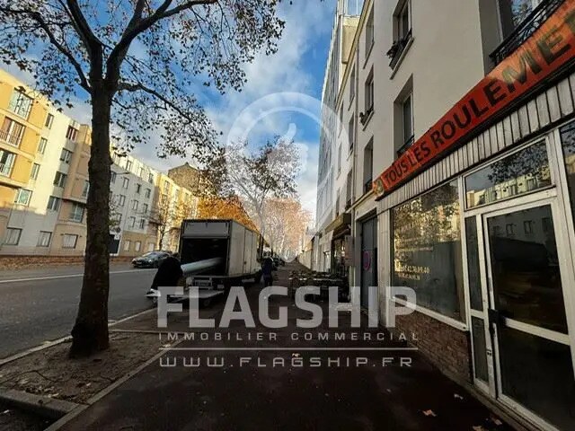 Retail in Clichy to rent Building Photo- Image 1 of 3