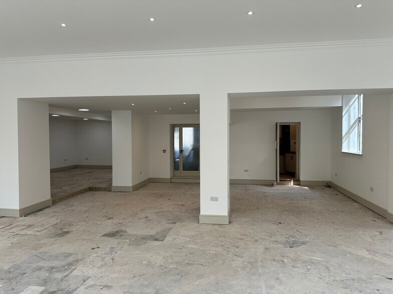 5 High St, Shepton Mallet to rent - Building Photo - Image 3 of 6