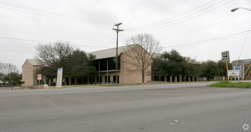 1919 Oakwell Farms Pky, San Antonio, TX for rent - Building Photo - Image 3 of 8