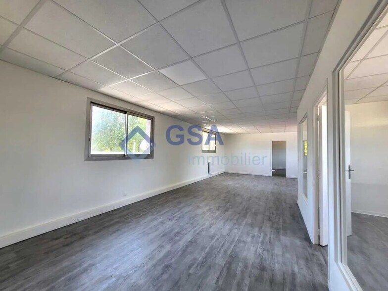 Office in Lisses to rent - Interior Photo - Image 2 of 4