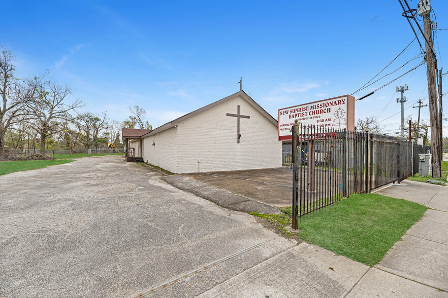 7512 Lockwood Dr, Houston, TX for sale - Primary Photo - Image 1 of 26