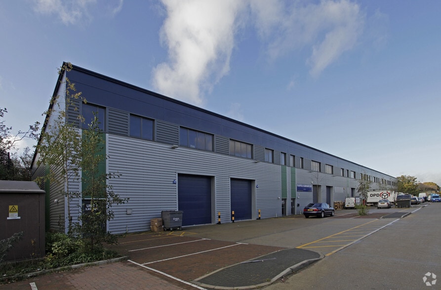 Whiteleaf Rd, Hemel Hempstead to rent - Building Photo - Image 1 of 17