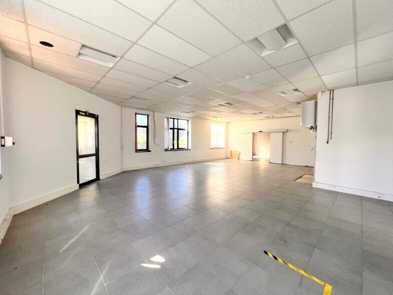 Light Industrial in Montigny-le-Bretonneux to rent - Interior Photo - Image 3 of 14
