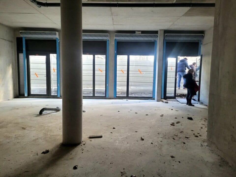 Retail in Bonneuil-sur-Marne to rent Interior Photo- Image 1 of 15