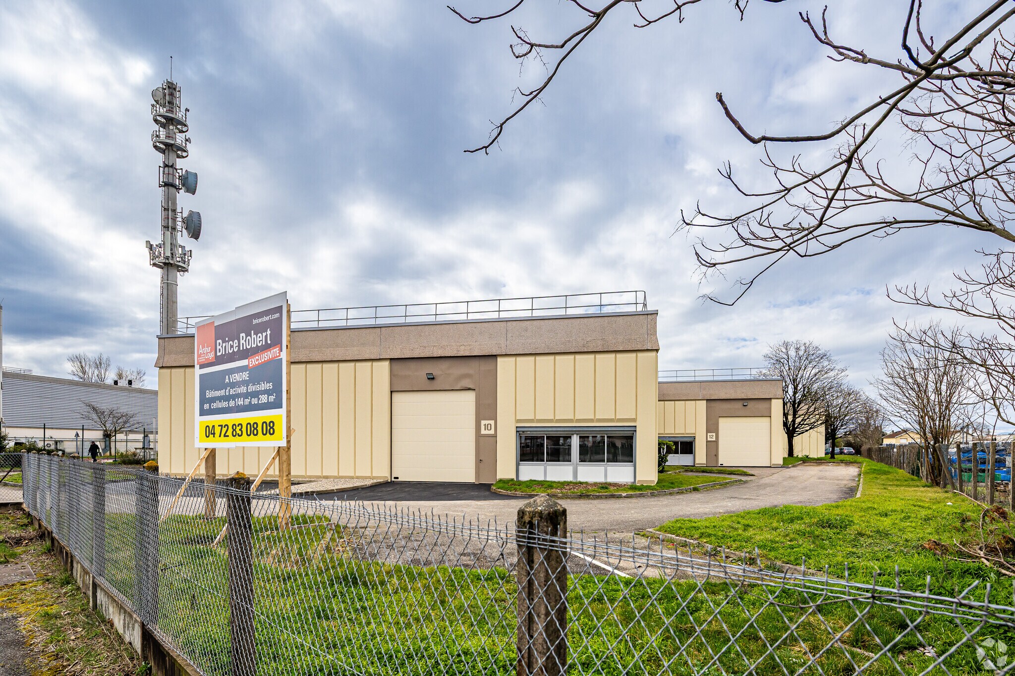 Light Industrial in Saint-Priest for sale Primary Photo- Image 1 of 3