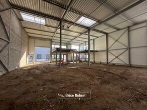 Light Industrial in Pierre-Bénite to rent Interior Photo- Image 2 of 7