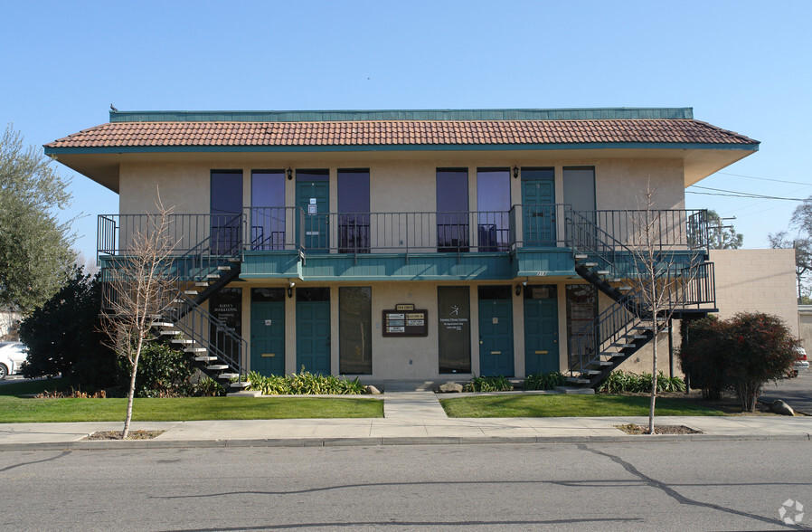 218 N Conyer St, Visalia, CA for rent - Primary Photo - Image 1 of 4