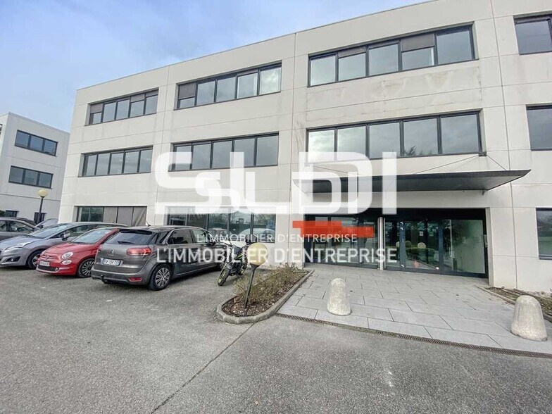 23 Rue Maryse Bastié, Bron to rent - Building Photo - Image 1 of 8