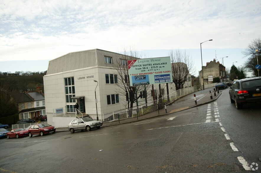 Godstone Rd, Kenley to rent - Building Photo - Image 3 of 7