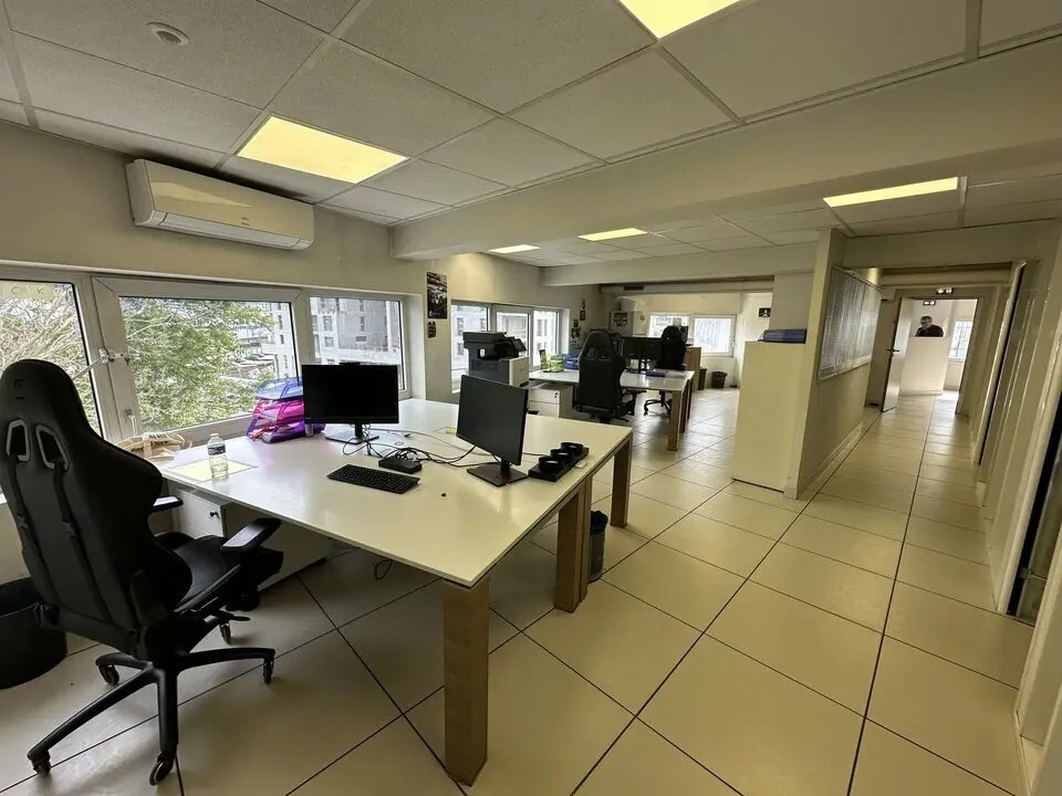 Retail in Ivry-sur-Seine to rent Interior Photo- Image 1 of 2