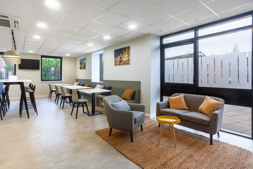 1 Meridian South, Leicester to rent - Interior Photo - Image 3 of 10