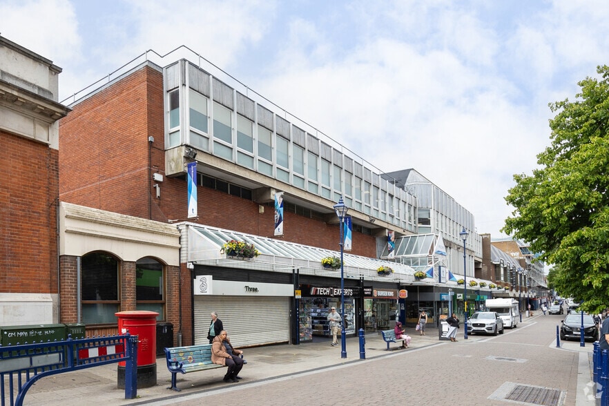 77-84 New Rd, Gravesend to rent - Primary Photo - Image 1 of 3