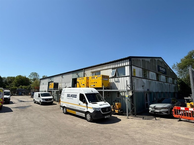 Brynmenyn Industrial Estate portfolio of 2 properties for sale on LoopNet.co.uk - Building Photo - Image 3 of 8