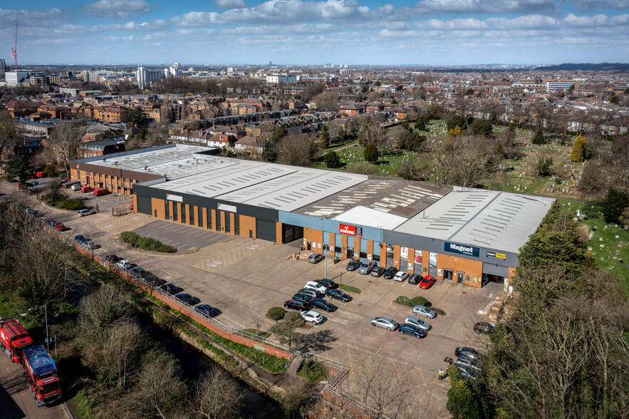 3-4 Fairfield Trade Park, Kingston Upon Thames for rent - Building Photo - Image 1 of 36