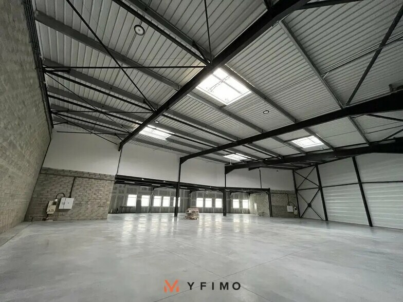 Light Industrial in Élancourt to rent - Interior Photo - Image 3 of 4