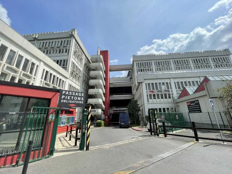 Light Industrial in Montreuil for sale - Building Photo - Image 1 of 9