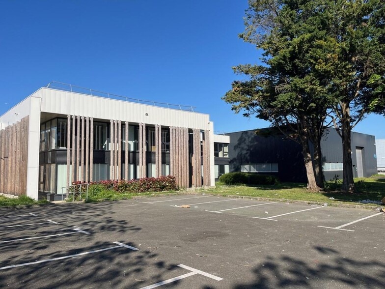 17 Rue Des Oziers, SAINT-OUEN-L'AUMONE to rent - Building Photo - Image 1 of 19