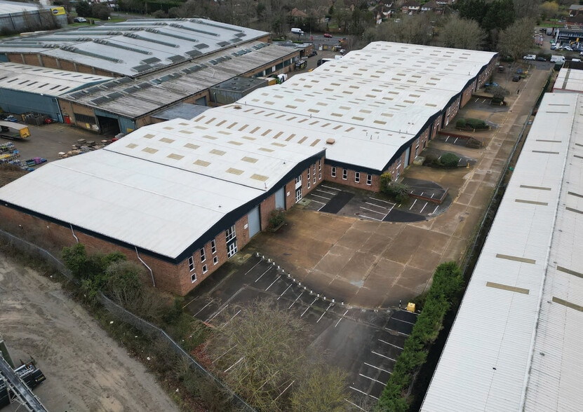 Salbrook Rd, Redhill to rent - Building Photo - Image 1 of 7