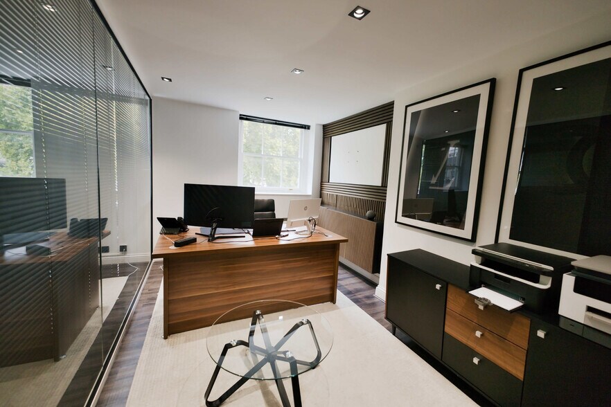 39 Fitzroy Sq, London to rent - Interior Photo - Image 2 of 10