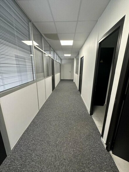 606 Rue Fourny, Buc to rent - Interior Photo - Image 2 of 20