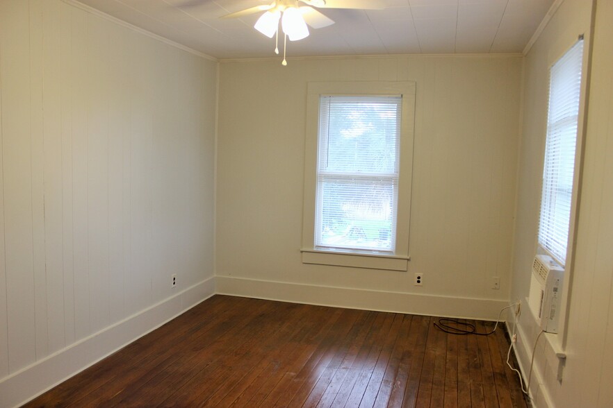 102 Jeffries St, Brenham, TX for sale - Interior Photo - Image 3 of 6