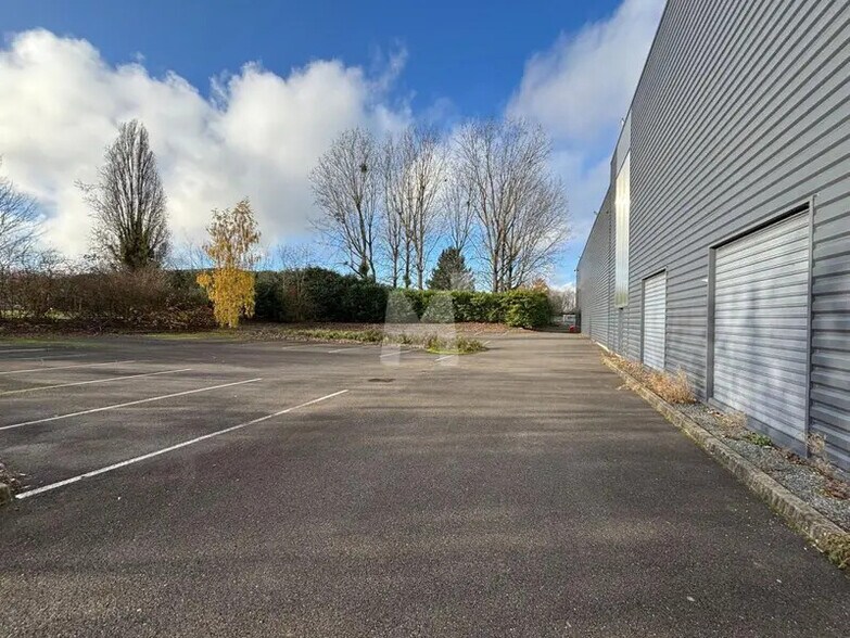 Light Industrial in Les Ulis to rent - Building Photo - Image 2 of 5