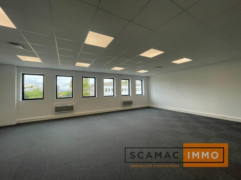 Light Industrial in Fresnes to rent - Building Photo - Image 3 of 5