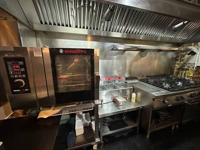 Retail in Barcelona, Barcelona to rent - Interior Photo - Image 2 of 9