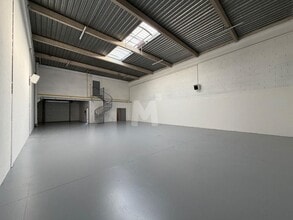 Light Industrial in Les Ulis to rent Interior Photo- Image 1 of 7