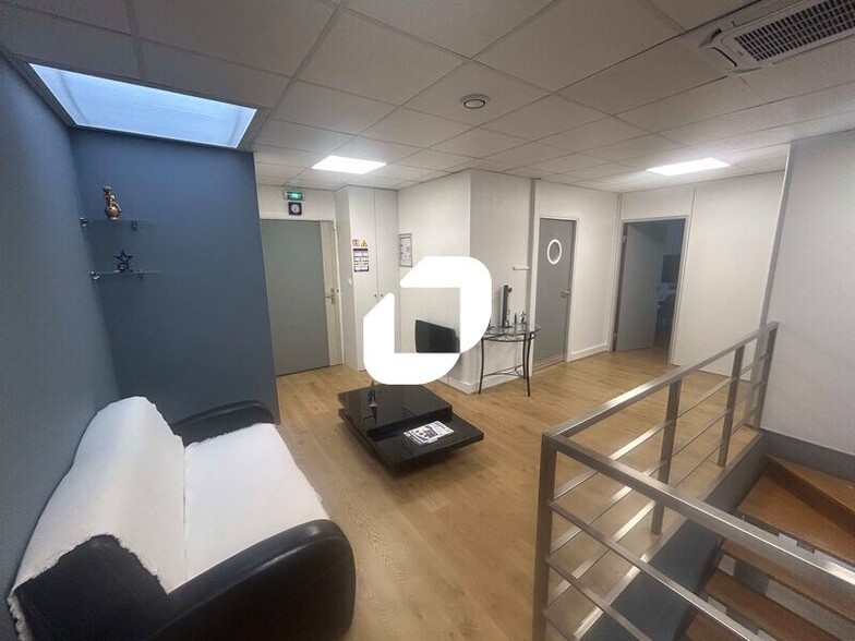 Office in Argenteuil to rent - Interior Photo - Image 1 of 12