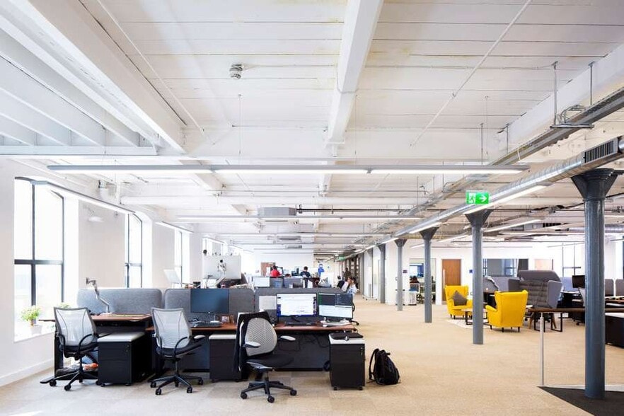 40 Linenhall St, Belfast to rent - Building Photo - Image 3 of 6