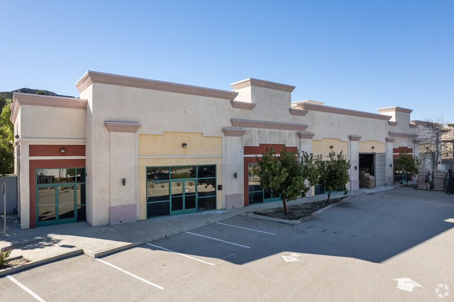 Castaic Lake Plaza portfolio of 2 properties for sale on LoopNet.co.uk - Building Photo - Image 1 of 4