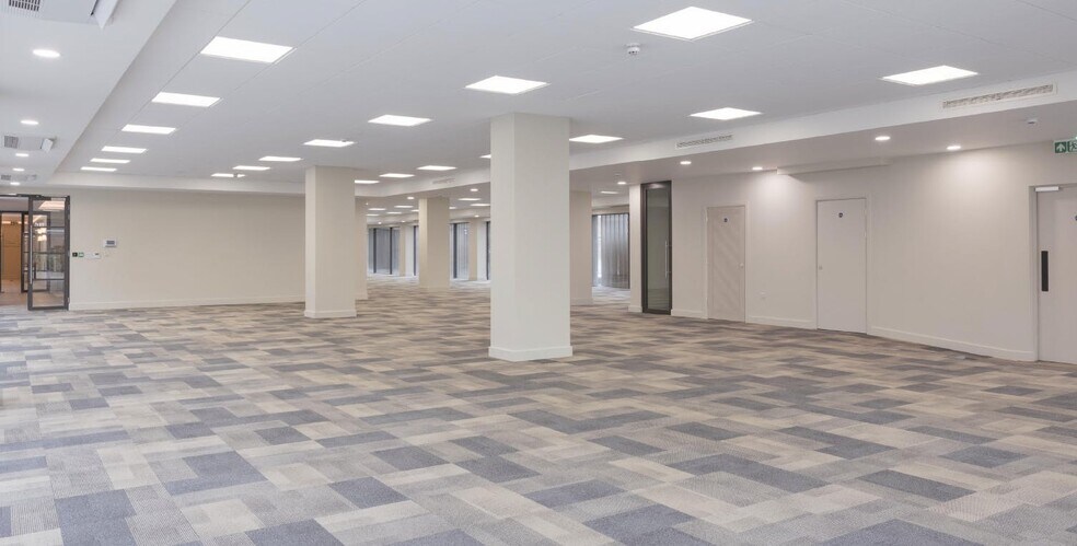 175 Upper Richmond Rd, London to rent - Building Photo - Image 3 of 5