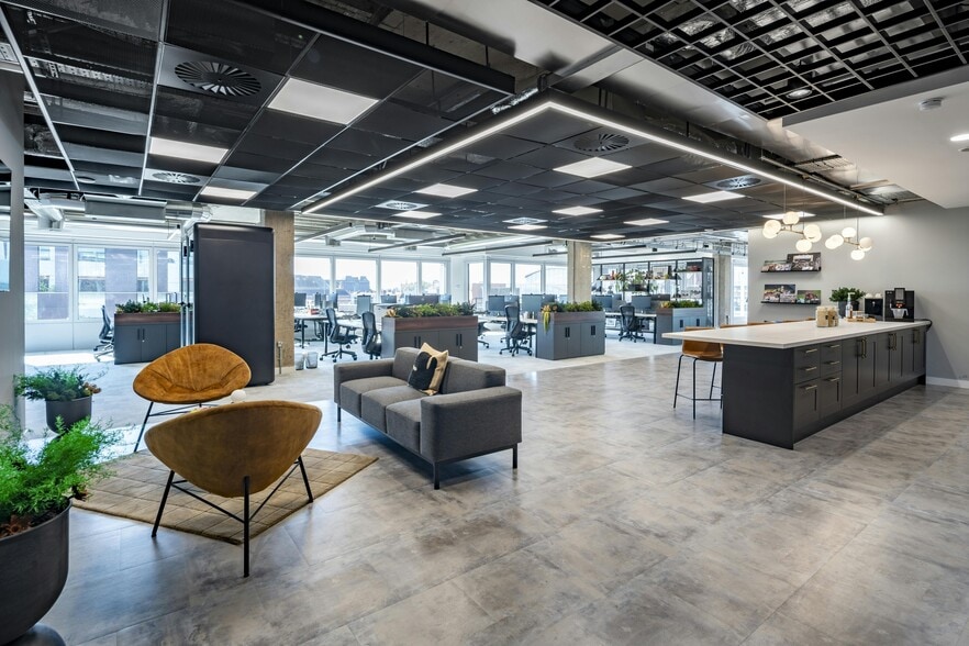 Apex, Forbury Rd, Reading to rent - Building Photo - Image 2 of 80