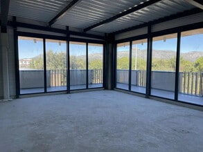 Retail in Aubagne to rent Interior Photo- Image 2 of 5