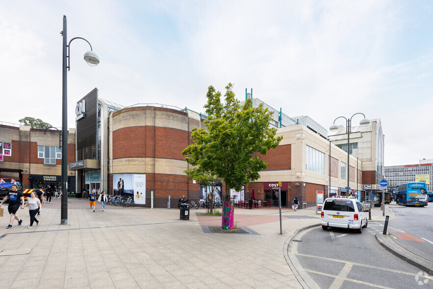 Haslett Ave, Crawley for rent - Building Photo - Image 1 of 14