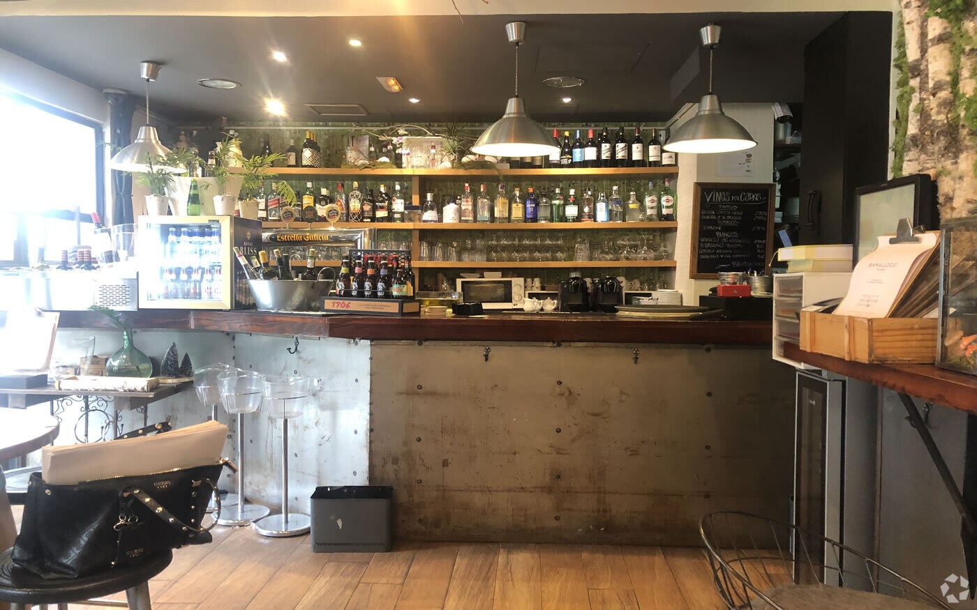 Retail in Madrid, Madrid to rent Interior Photo- Image 1 of 2