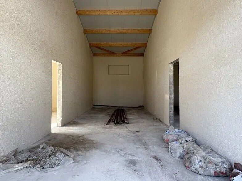 Light Industrial in Saint-Priest to rent - Interior Photo - Image 3 of 5