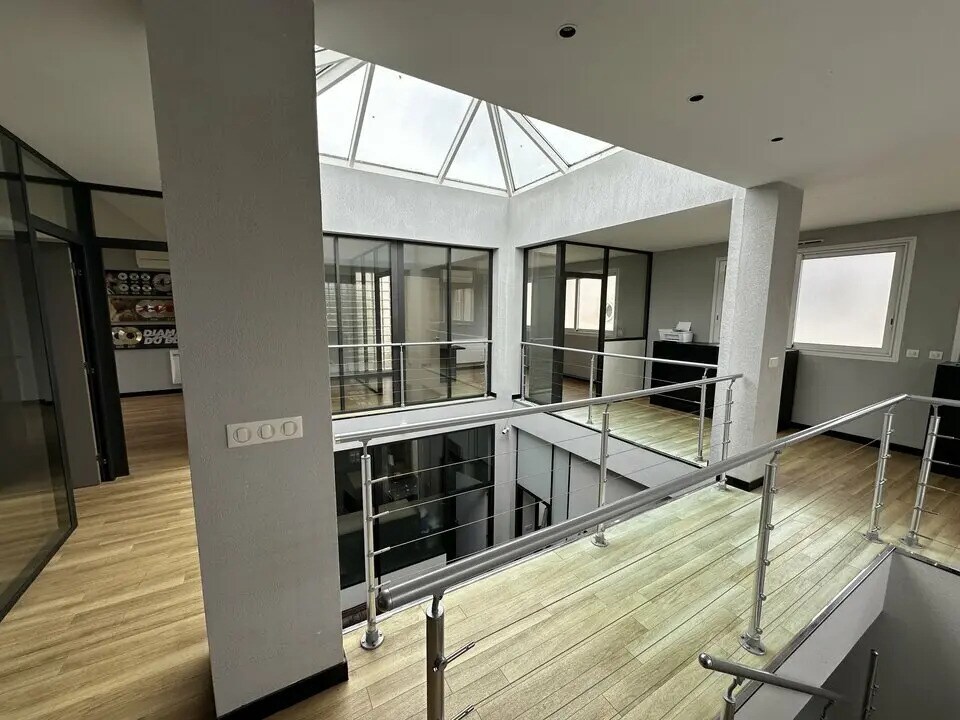 Office in Saint-Maur-des-Fossés to rent Primary Photo- Image 1 of 6