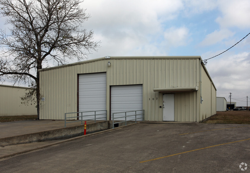 107 Industrial Dr, Forney, TX for rent - Building Photo - Image 2 of 2