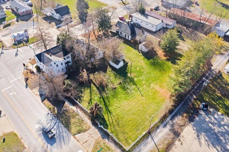 302 W 3rd St, Mount Carmel 62863 UK